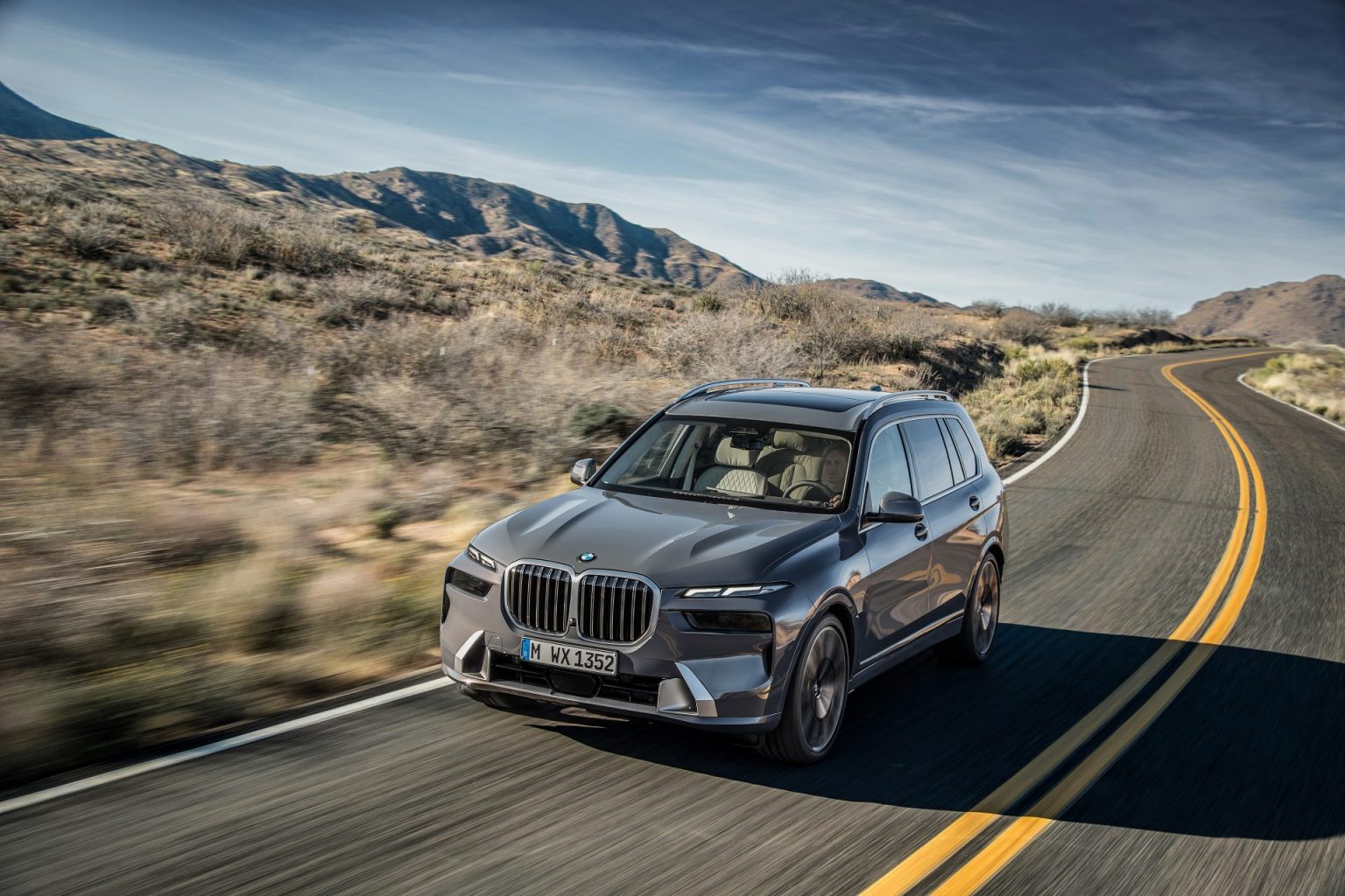 Uuenenud BMW X7 pakub põhivarustusena nii hübriidtehnoloogiat kui õhkvedrustust